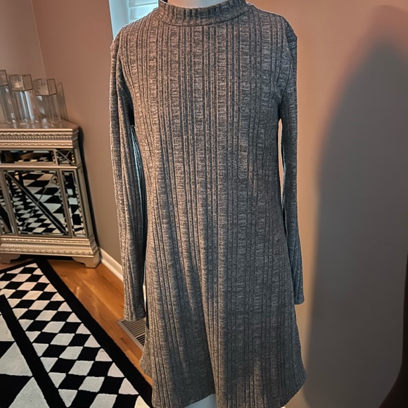 Forever 21 girls gray long sleeve dress. Size 13/14. Worn once, washed twice. - Picture 2 of 9